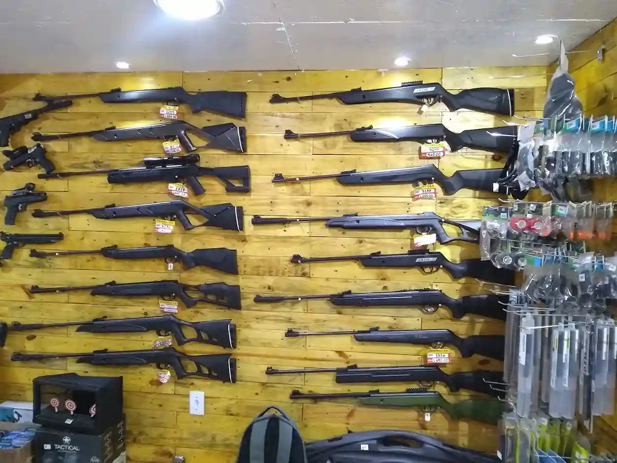 Parede de carabinas de pressão com etiquetas de preço